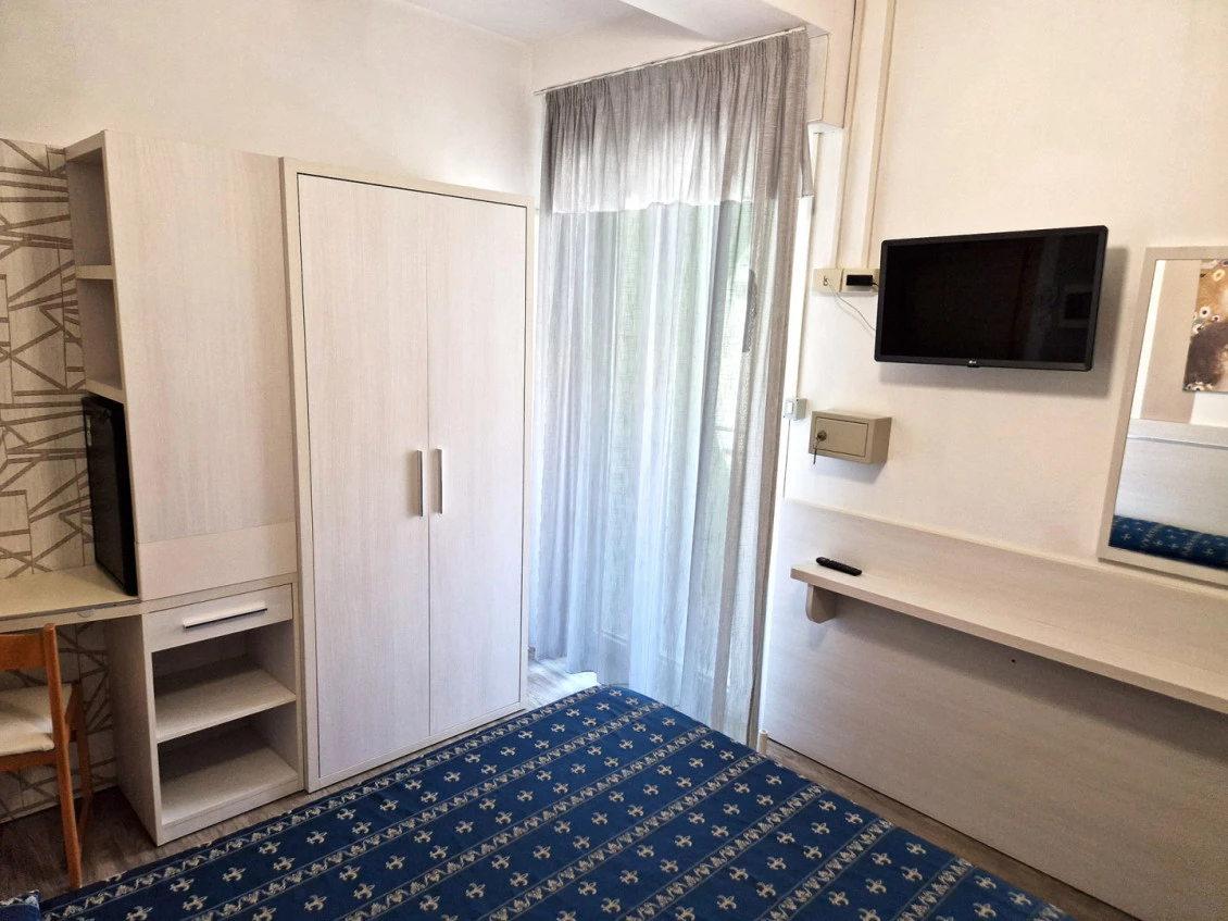  basic double bedroom + bunk bed Hotel Sorriso 